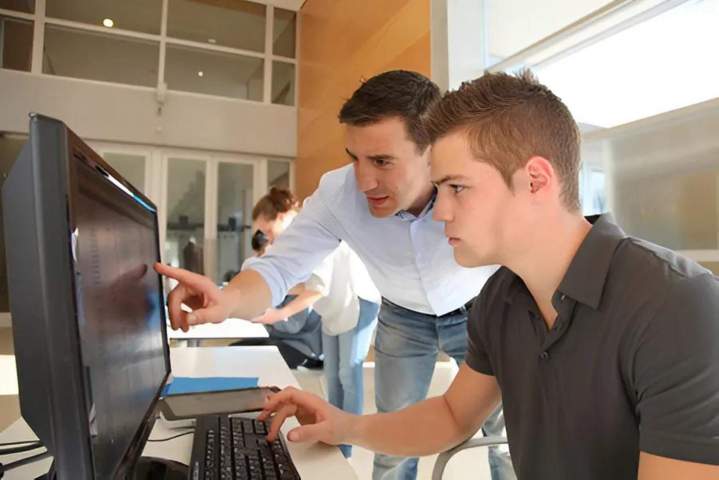 Formez vos futurs apprentis dans le respect du cadre légal grâce à cette formation obligatoire pour devenir maître d’apprentissage.